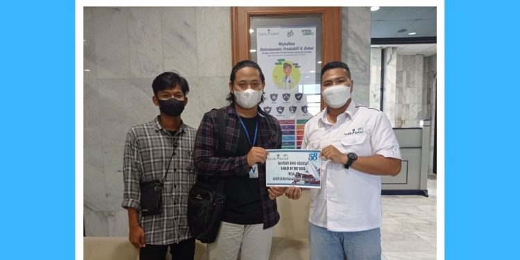 Penyerahan bantuan dilakukan secara simbolis oleh Staff UPZ Bank Kalsel kepada perwakilan Himpunan Mahasiswa Geografi FISIP ULM, Bayu Ponco Purnawirawan di Kantor Pusat Bank Kalsel. (foto : Bank Kalsel)