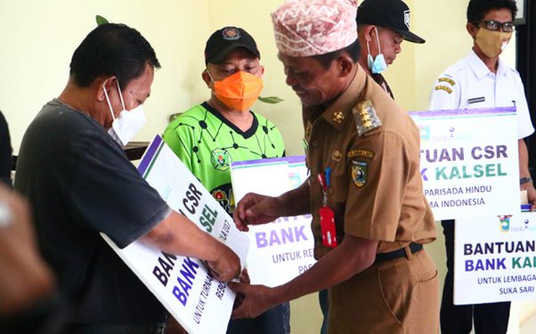 Penyerahan bantuan CSR Bank Kalsel oleh Bupati Tala Sukamta kepada penerima.