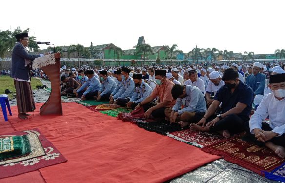 Pelaksanaan sholat id di lapangan bola Lapas Banjarbaru. (foto : Humas Kemenkumham Kalsel).