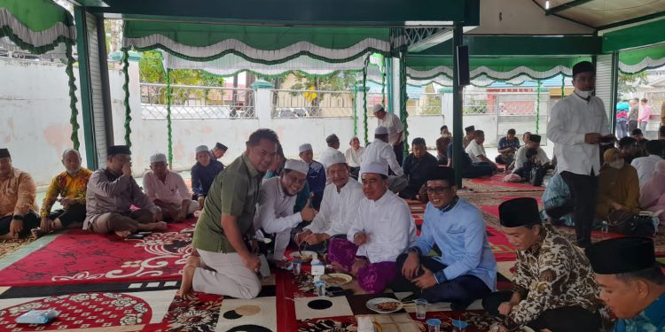 Teks foto - Ketua DPW PKB Kalsel dr HM Zairullah Azhar saat bersilaturahmi dengan jajaran pengurus PKB,anggota Fraksi PKB DPR, DPRD Kalsel dan Kota Banjarmasin serta perguruan tinggi grub ZA serta masyarakat Kota Banjarmasin dan sekitarnya. (foto : putza)