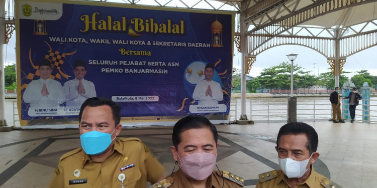 Walikota Banjarmasin H Ibnu Sina didampingi Wakil Walikota Banjarmasin H Arifin Arfan dan Sekdako Banjarmasin Ihsan Budiman saat diwawancarai. (foto : shn)