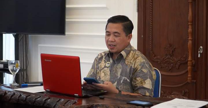 Walikota Banjarmasin, Ibnu Sina saat mengikuti peluncuran program pendekatan parstisipatif membangun Kota Inklusif Disabilitas melalui Zoom Meeting. (foto : Humas Pemko Banjarmasin)