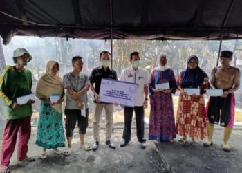Bank Kalsel Serahkan Bantuan untuk Korban Kebakaran di Desa Kambat