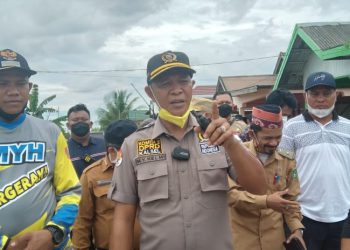 Yani Helmi Sumbang Alat Pemadam Pasca Kebakaran di Desa Rampa Kotabaru