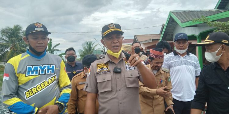 Wakil Ketua Komisi II DPRD Kalsel, Muhammad Yani Helmi,  menyumbangkan satu unit alat pemadam kebakaran untuk Desa Rampa, Pulau Laut Utara Kabupaten Kotabaru.(foto : istimewa)