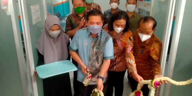 Walikota Banjarmasin H Ibnu Sina saat memotong pita tanda meresmikan rumah vaksin imunicare di klinik Asy-Syifa. (foto : shn)