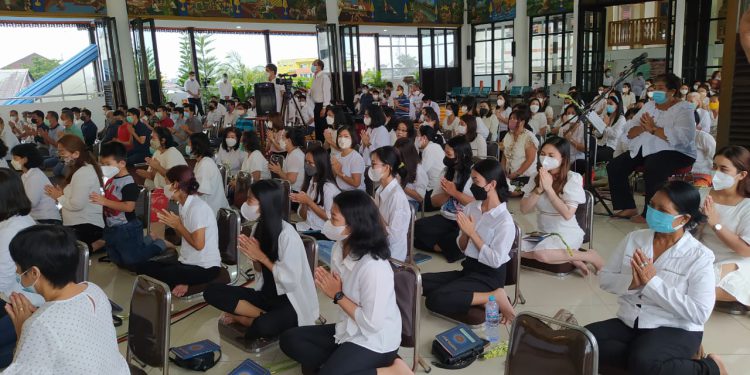 Ibadah Perayaan Hari Raya Wasiak di Vihara Dhammasokka, Jalan Pierre Tendean, Banjarmasin. (foto : shn)