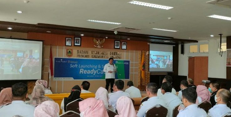 Sekdaprov Kalsel Roy Rizali Anwar saat memberikan sambutan pada sosialisasi layanan Ready Cash Digital Bank Kalsel. (foto : Istimewa)