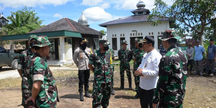 Kunjungan Tim Pengawas Evaluasi (Wasev) dari Sterad, sekaligus meninjau langsung perkembangan dari pelaksanaan TMMD ke - 113 di Desa Karang Mekar Kecamatan Mekarsari. (foto : istimewa)