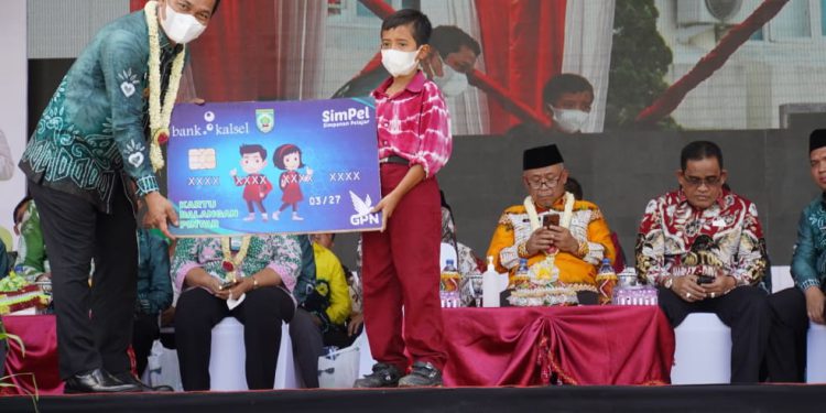 Launching Kartu Balangan Pintar yang memakai program tabungan Bank Kalsel dilaksanakan pada Puncak Perayaan Hari Jadi Kabupaten Balangan ke-19. (foto : Humas Bank Kalsel)