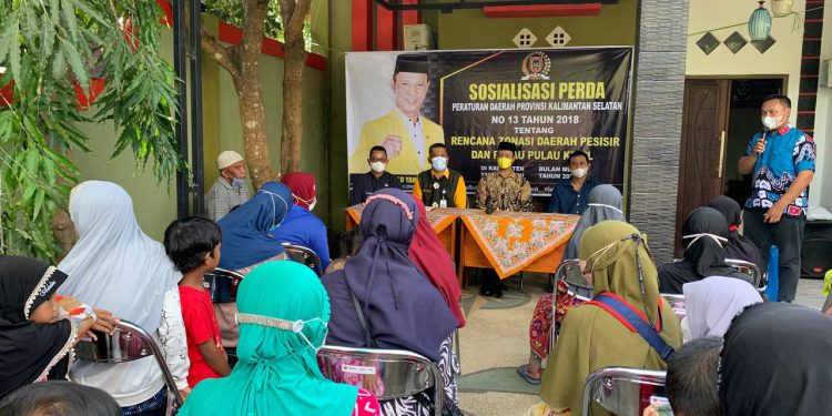 Wakil Ketua Komisi II DPRD Provinsi Kalsel, Muhammad Yani Helmi, menggelar sosialisasi Perda Nomor 13 Tahun 2018, di Desa Gunung Besar, Simpang Empat Kabupaten Tanah Bumbu. (foto : istimewa)