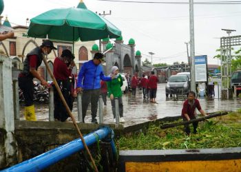 Cegah Banjir dan Pemanasan Global, Walikota Banjarmasin Tanam Rambai di Sungai Alayung