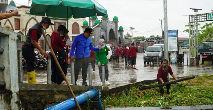 Walikota Banjarmasin H Ibnu Sina saat memantau kegiatan bersih-bersih dan penanaman pohon Rambai di sungai Alayung. (foto : Humas Pemko Banjarmasin)