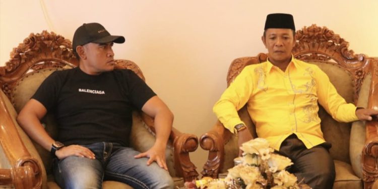 Dandim 1022/Tanah Bumbu Letkol Cpn Rahmat Trianto mengunjungi kediaman pribadi anggota DPRD Kalsel Muhammad Yani Helmi. (foto : istimewa)