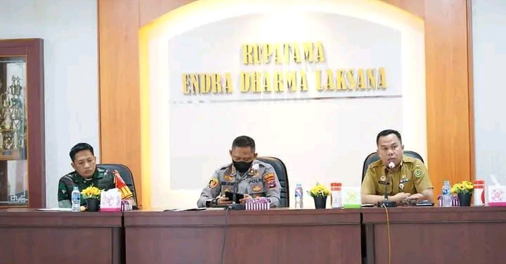 Sekda Kota Banjarmasin, Ikhsan Budiman didampingi Kapolresta Banjarmasin, Kombes Pol Sabana Atmojo dan Dandim 1007/Banjarmasin, Letkol Inf Ilham Yunus. (foto : Humas Pemko Banjarmasin)