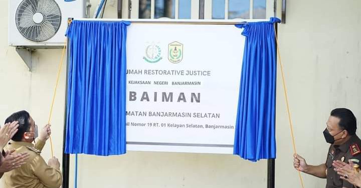 Walikota Banjarmasin Ibnu Sina bersama Kepala Kejaksaan Tinggi Kalsel Dr Mukri menarik tirai tanda diresmikannya Rumah Restorative Justice di kecamatan Banjarmasin Selatan. (foto : Humas Pemko Banjarmasin)