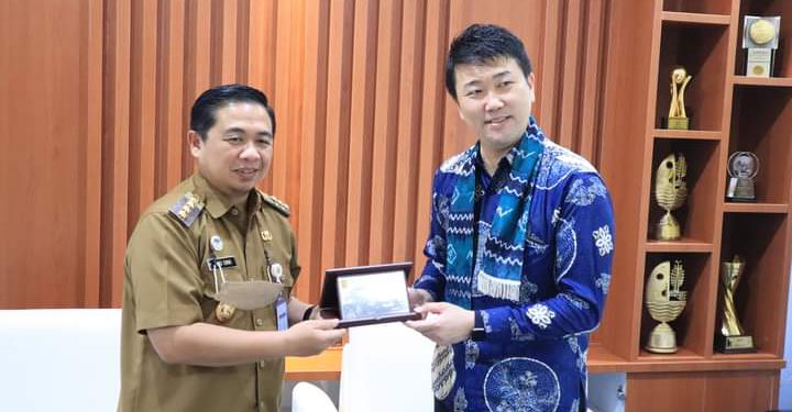 Perwakilan Kikoukai Healtcare Corporation, Moriyama Yoshifumi menerima cenderamata dari Walikota Banjarmasin Ibnu Sina. (foto : Humas Pemko Banjarmasin)