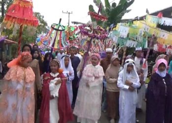 Tradisi Batamat Desa Aluan Besar, Diarak hingga Bawa Miniatur Mesjid