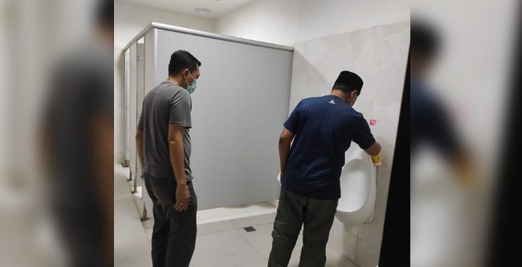 Gubernur Kalsel H Sahbirin Noor saat mengecek kebersihan toilet RSUD Ulin Banjarmasin. (foto : Humas Pemprov Kalsel)