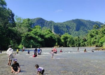 Wisata Pantai Nateh Pegunungan Meratus Ramai Pengunjung