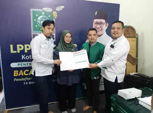 Hilyah Aulia dan Sultan Reynaldi Wirayudha Amur saat mengambil formulir Bacaleg di PKB yang diserahkan Sekretaris DPC PKB Banjarmasin Noor Akhmad Yuda. (foto : smr)