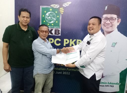 Aman Fahriansyah saat mendaftar Bacaleg di DPC PKB Banjarmasin. (foto : smr)