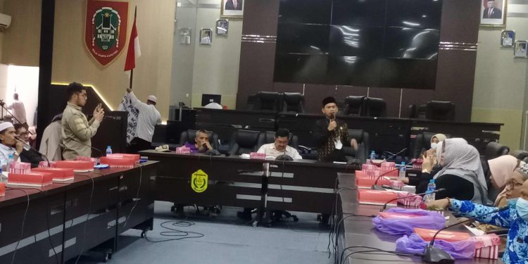 HM Yamin, Wakil Ketua DPRD Banjarmasin saat memberikan materi wawasan kebangsaan kepada warga. (foto : smr)