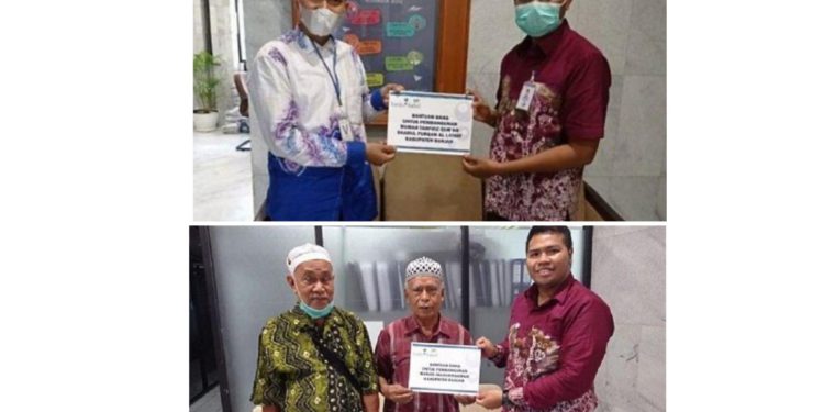 Penyerahan bantuan dari pihak UPZ Bank Kalsel kepada penerima. (foto : Humas Bank Kalsel)