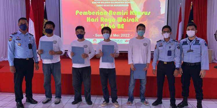 WBP beragama budha saat menunjukan SK Remisi. (foto : Humas Kemenkumham Kalsel)