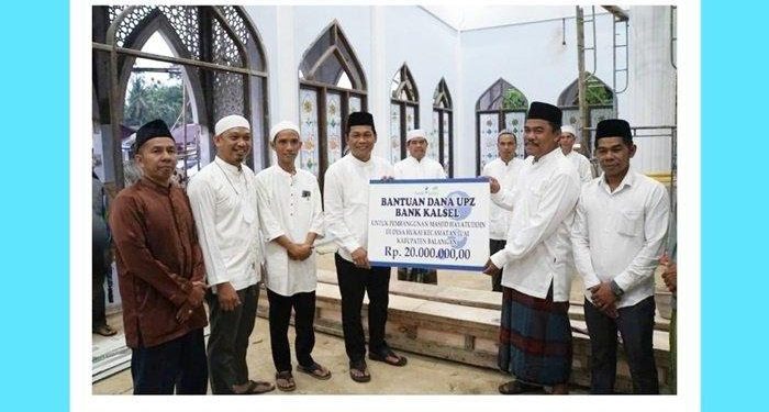 Penyerahan bantuan dilakukan secara simbolis oleh Bupati Balangan Abdul Hadi dan Kepala Kantor Bank Kalsel Cabang Paringin, Agus Setiawan, kepada Perwakilan Panitia Pembangunan Masjid Hayatuddin, Risibli. (foto : Humas Bank Kalsel)