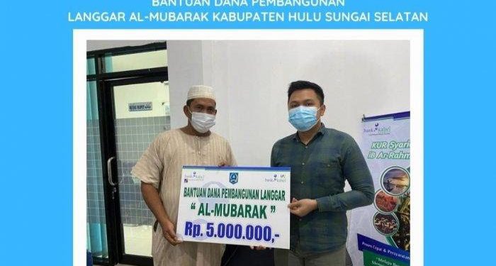 Penyerahan bantuan dana Pembangunan Langgar Al Mubarak dilakukan secara simbolis oleh Plt. Kepala Cabang Syariah Kandangan Bank Kalsel Muhammad Ferza Septiyan kepada Bendahara Langgar Al-Mubarak, Mahyuni di Kantor Bank Kalsel Cabang Syariah Kandangan. (foto : Humas Bank Kalsel)