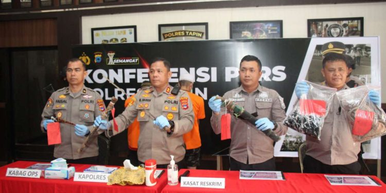 Kapolres Tapin AKBP Ernesto Saiser dan Penjabat Utama Polres Tapin perlihatkan barang bukti berupa senjata tajam jenis parang serta menghadirkan ketiga tersangka saat konfrensi pers kasus penganiyaan hingga tewas.