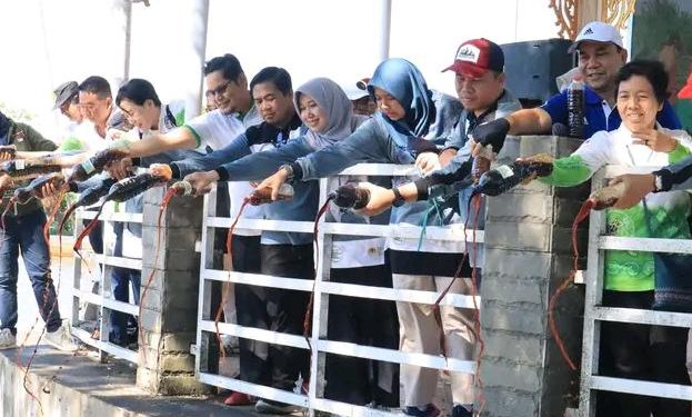 Walikota Banjarmasin H Ibnu Sina saat melarutkan cairan Eco Enzim ke sungai Martapura di Siring Balaikota Banjarmasin. (foto : Humas Pemko Banjarmasin)