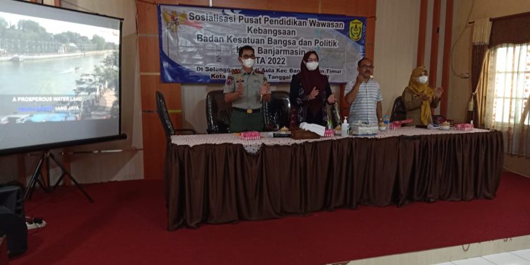 Anggota DPRD Banjarmasin Noorlatifah dan Aliansyah saat menjadi narasumber kegiatan sosialisasi pusat pendidikan wawasan Kebangsaan di Kecamatan Banjarmasin Timur. (Foto : istimewa)