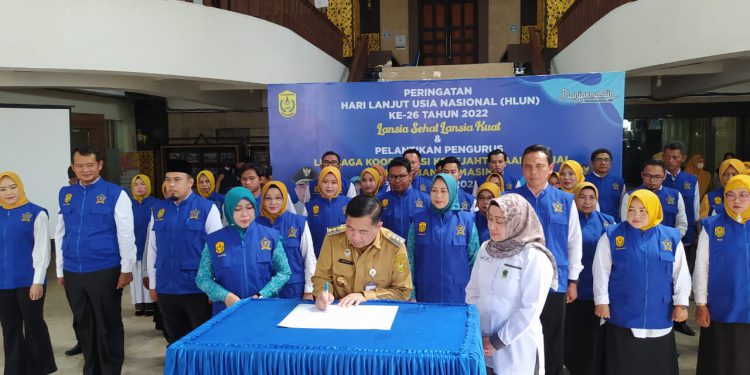 Walikota Banjarmasin H Ibnu Sina saat melantik LK2S Banjarmasin. (foto : shn)