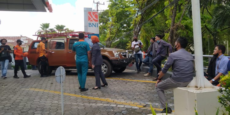 Karyawan dan nasabah Bank BNI Lambung Mangkurat saat keluar gedung karena merasakan getaran gempa. (foto : shn)