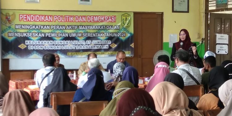 Anggota Fraksi Golkar DPRD Banjarmasin Noorlatifah memberikan materi tentang Pendidikan politik dan demokrasi untuk masyarakat pada kegiatan Kesbangpol Banjarmasin. (foto : istimewa)