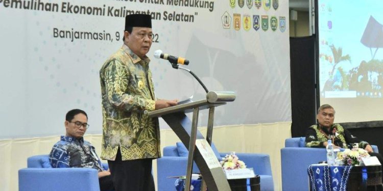 Gubernur Kalsel H Sahbirin Noor saat memberikan sambutan pada acara Bank Kalsel Shareholders Conference. (Foto : Humas Bank Kalsel)