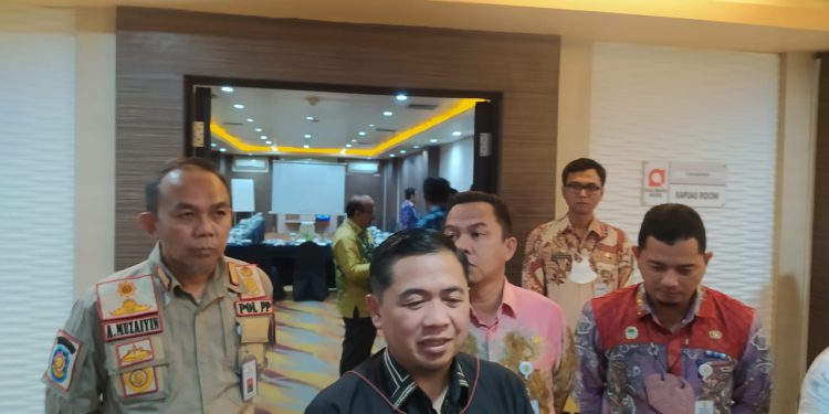 Walikota Banjarmasin H Ibnu Sina saat diwawancarai. (foto : shn)