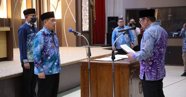 Walikota Banjarmasin H Ibnu Sina saat memimpin pelantikan dan pengambilan sumpah jabatan Pejabat Pemko Banjarmasin. (foto : Humas Pemko Banjarmasin)