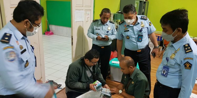 Penyerahan paspor jemaah haji Embarkasi Banjarmasin. (foto : Humas Kemenkumham Kalsel)