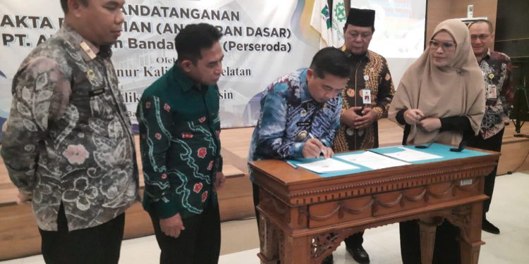 Walikota Banjarmasin H Ibnu Sina bersama Gubernur Kalsel H Sahbirin Noor saat penandatanganan akta pendirian PAM Bandarmasih. (foto : shn)