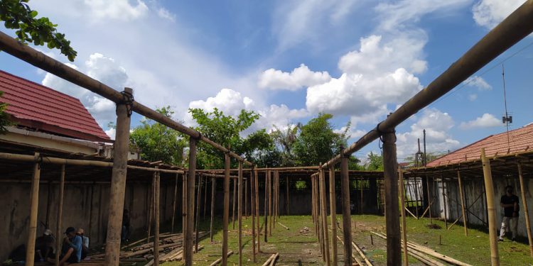 Lapak sementara di samping Kantor Kelurahan Kuripan yang disiapkan untuk relokasi pedagang Pasar Batuah.  (Foto : shn)