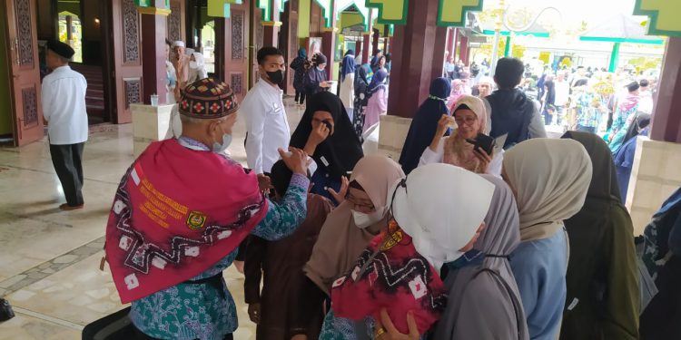 Pelepasan rombongan CJH asal Banjarmasin di Mesjid Jami Banjarmasin diwarnai dengan suasana haru. (foto : shn)