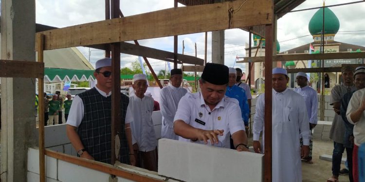 Peletakkan batu pertama pembangunan Ponpes Al Mursyidul Amin oleh Walikota Banjarmasin H Ibnu Sina. (foto : shn)