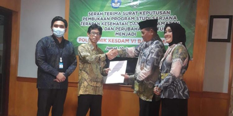 Penerimaan surat keputusan Kemendikbud Dirjend Pendidikan Vokasi pada tanggal 30 Mei 2022 di Lembaga Layanan Perguruan Tinggi yang langsung diserahkan Kepala LLDIKTI Wilayah XI Kalimantan Dr Muhammad Akbar. (foto : istimewa)