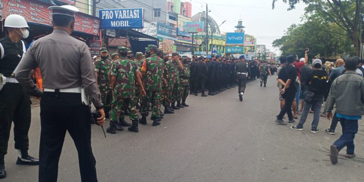 Aparat gabungan TNI, Polri dan Dishub serta Satpol PP Banjarmasin berjaga mengawal proses penertiban lahan Pasar Batuah di Jalan Manggis dan Jalan Veteran. (foto : shn)