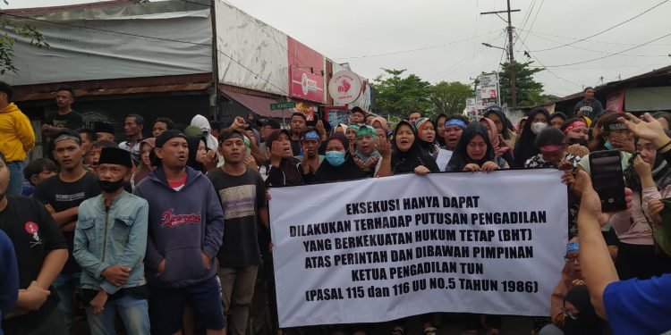 Warga Pasar Batuah lakukan blokade  saat Pemko hendak melakukan penertiban lahan. (foto : shn)