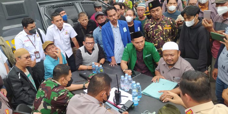 Mediasi Forkopimda dengan  warga terkait pembongkaran lahan Pasar Batuah yang belum ada titik temu. (Foto : shn)