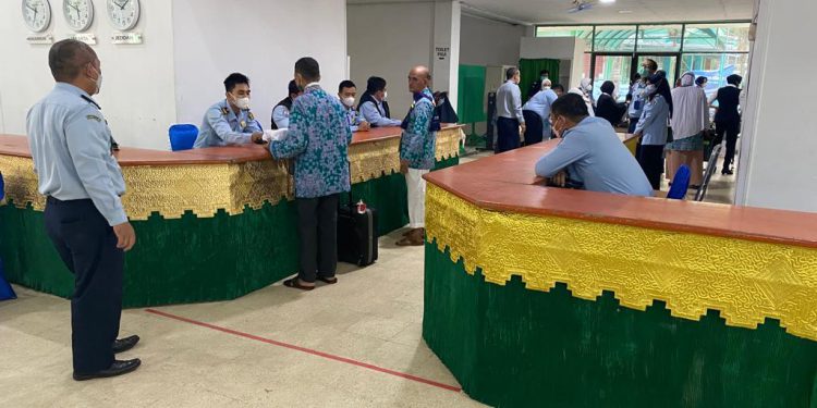 Layanan petugas keimigrasian kepada CJH asal Banjarmasin. (foto : Humas Kemenkumham Kalsel)